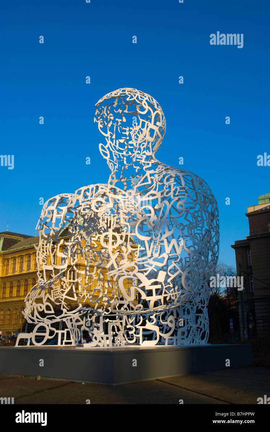 La scultura che abbiamo di Jaume da Plensa a a Nam Jana Palacha square a Praga Repubblica Ceca Foto Stock
