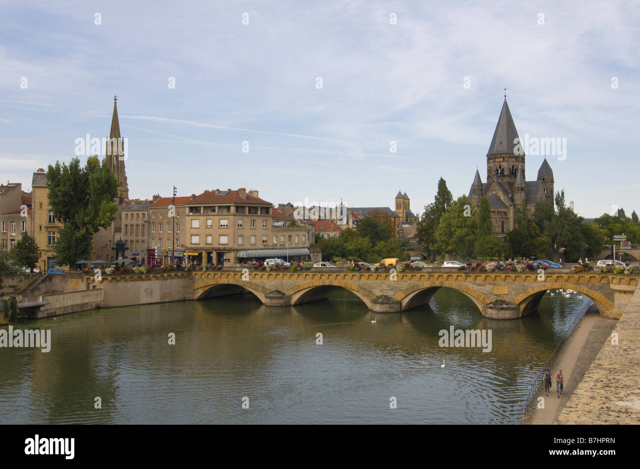 Vista sul fiume Mosella con Moyen Pont, Tempio Neuf e Temple de la guarnigione, Francia, Lorena, Metz Foto Stock