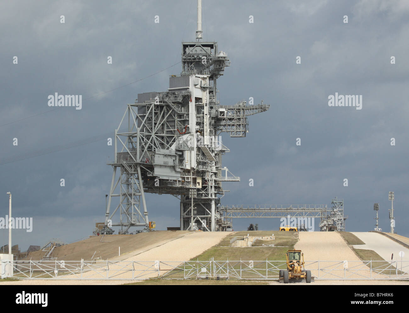 La NASA Launch Pad 39B dal Kennedy Space Center di Cape Canaveral road Foto Stock
