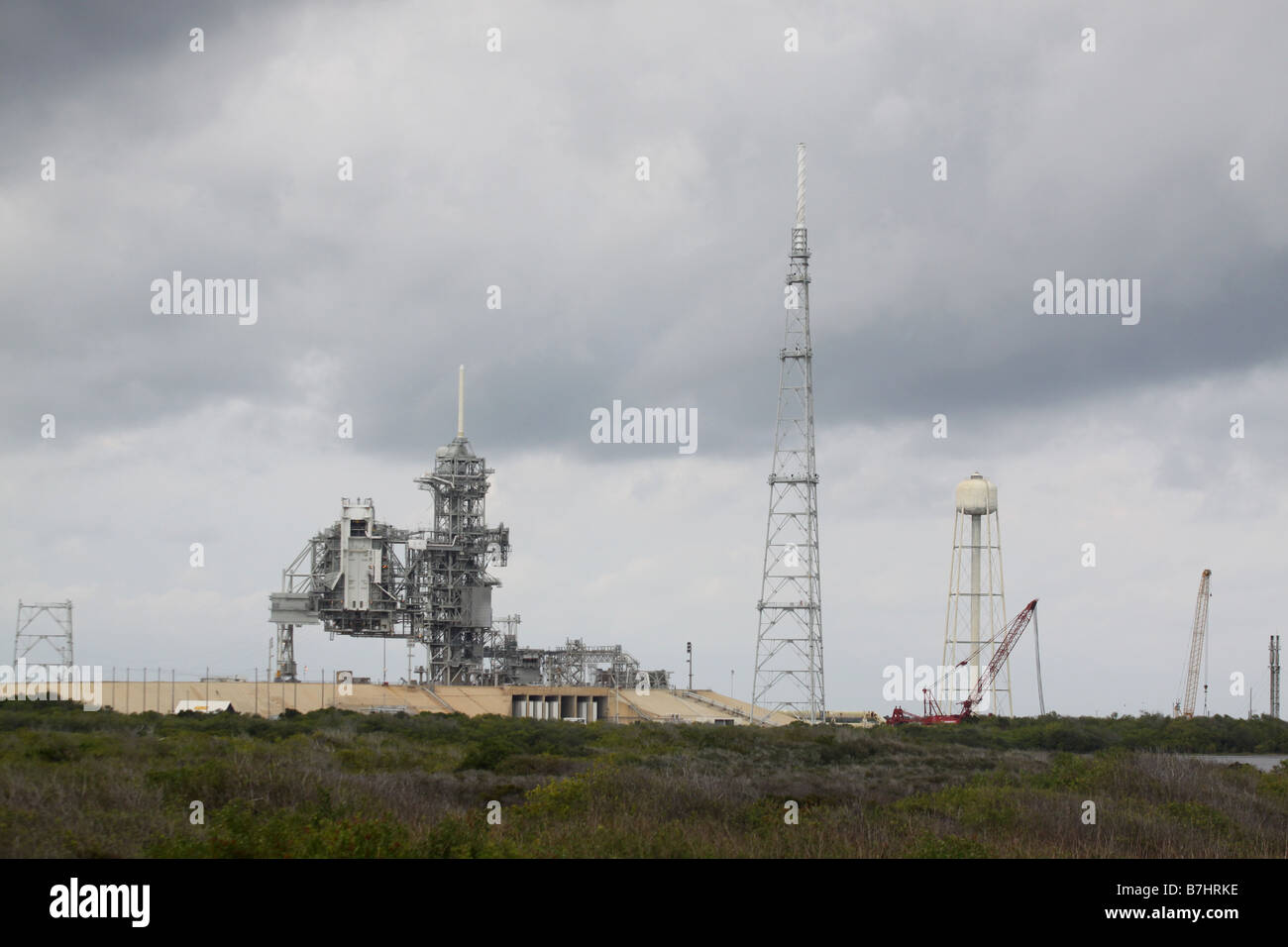 La NASA nuvole temporalesche Launch Pad 39B dal Kennedy Space Center di Cape Canaveral per il sistema di protezione antifulmine costruzione Ares I Foto Stock