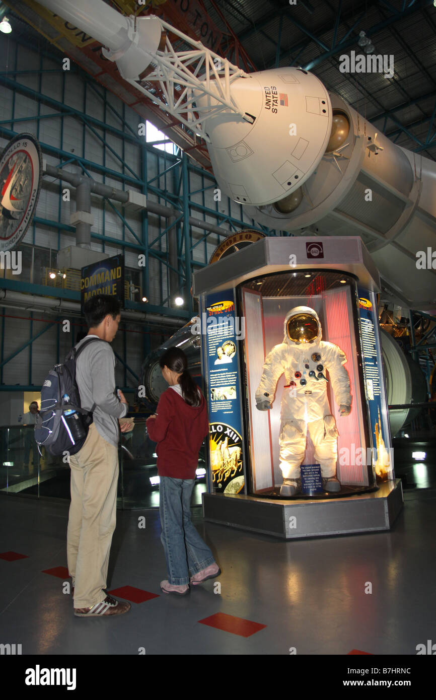 La NASA razzi Saturn 5 visitatore centro Kennedy Space Center di Cape Canaveral tour museo turistico razzo display Foto Stock