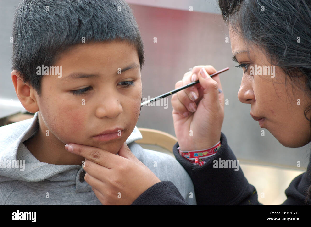 Un uomo suonando una chitarra elettrica Foto Stock