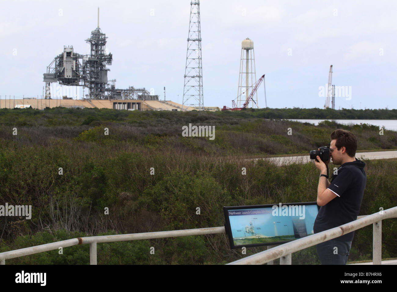 La NASA Launch Pad 39B dal Kennedy Space Center di Cape Canaveral per il sistema di protezione antifulmine costruzione Ares I X Foto Stock