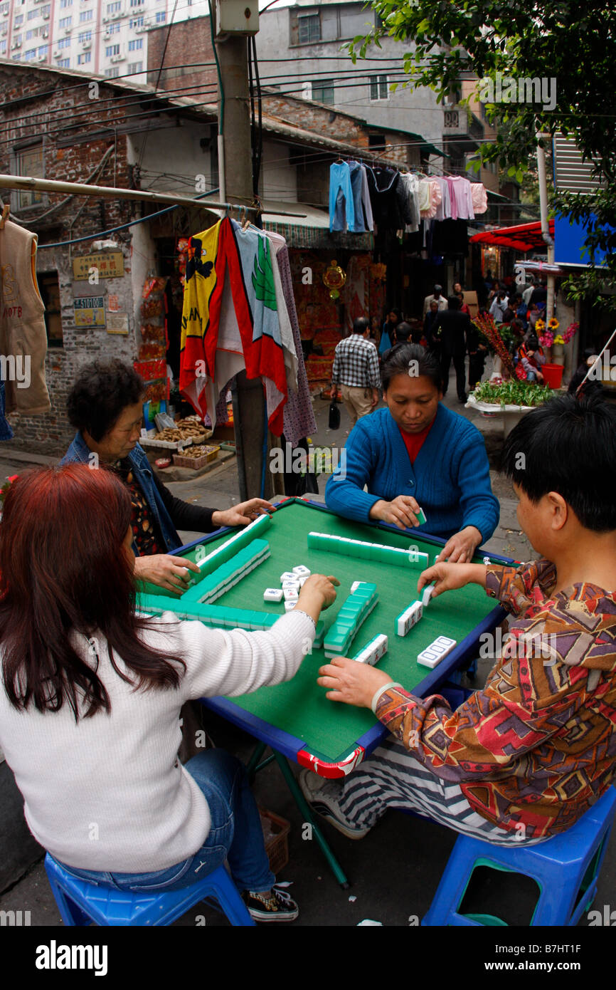 Cinesi locali signori giocando ope mahjhong aria un tradizionale gioco di donna Foto Stock