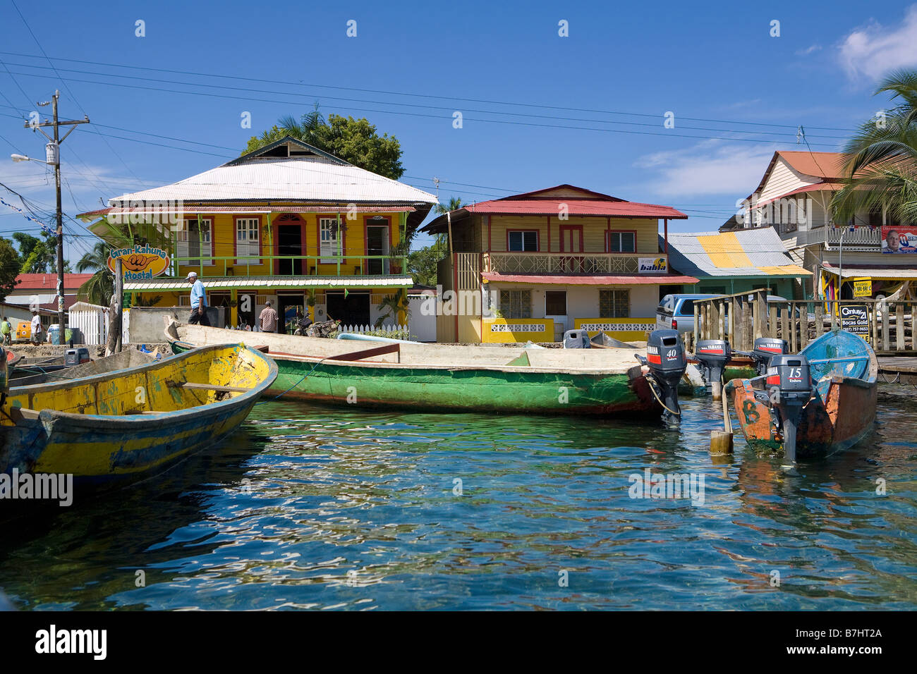 Litorale di Bocas città con alberghi, ristoranti e taxi acquei, Bocas del Toro, Panama Foto Stock