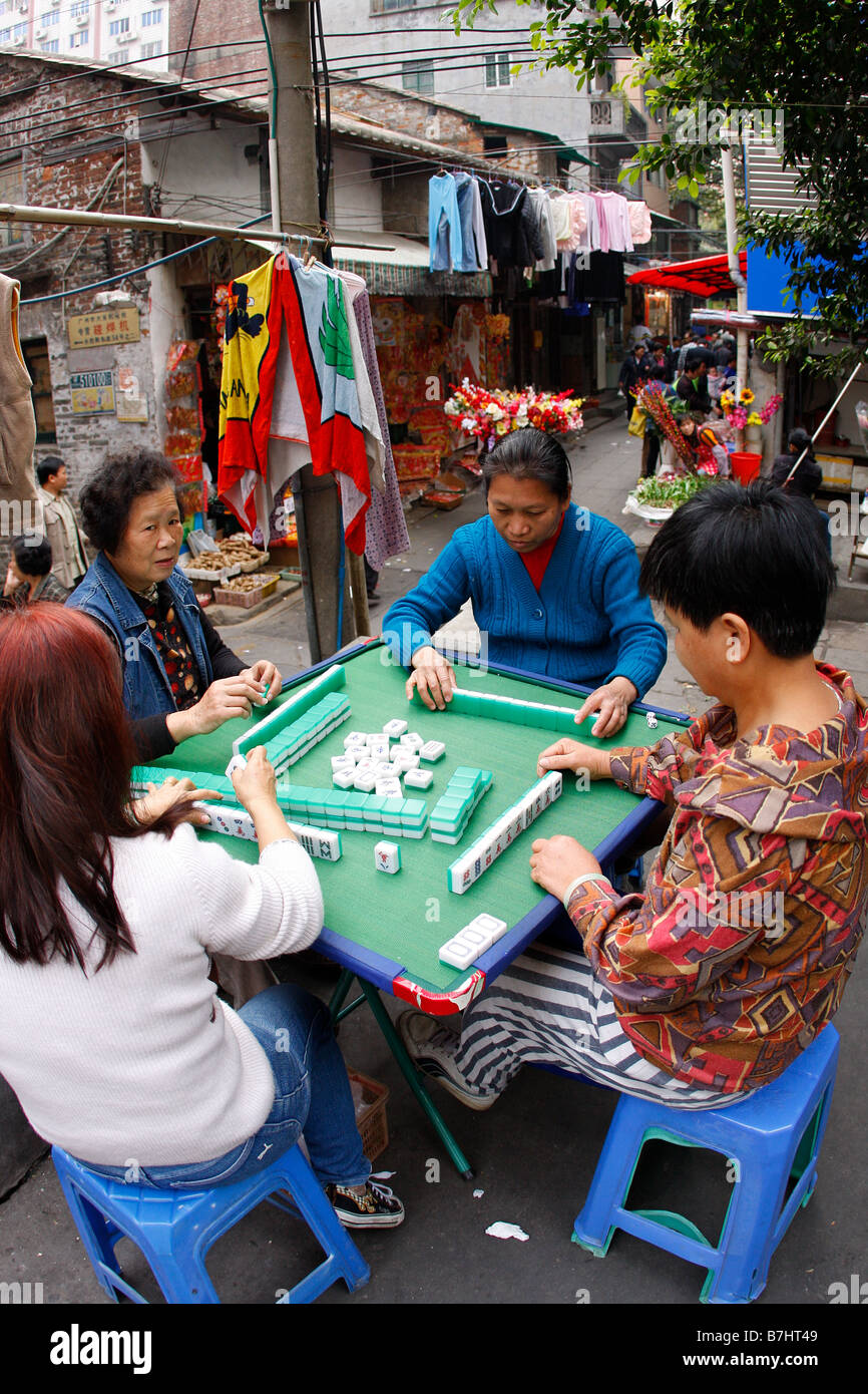 Cinesi locali signori giocando ope mahjhong aria un tradizionale gioco di donna Foto Stock