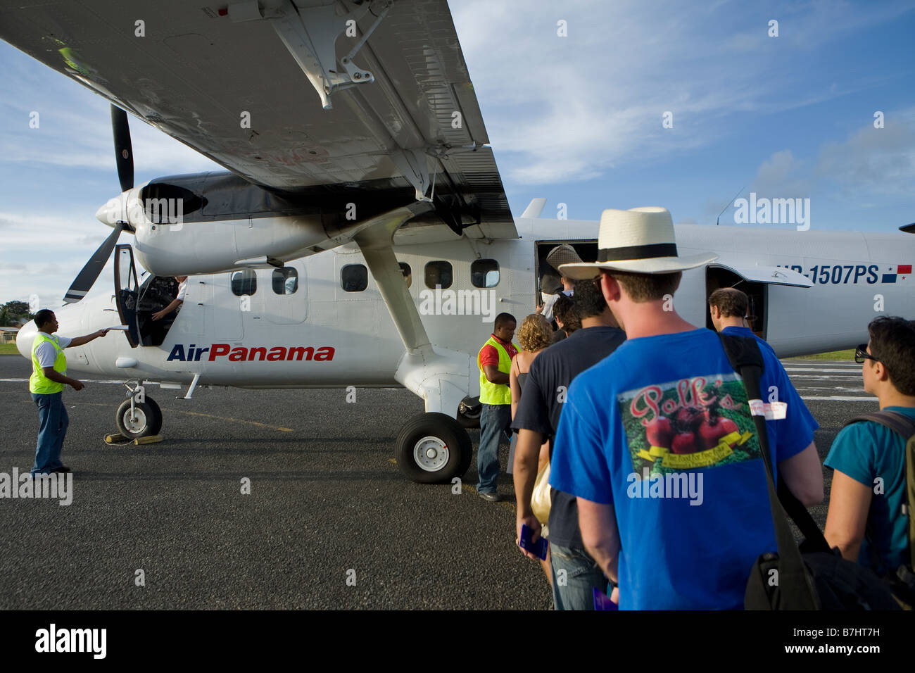 I turisti e la gente del posto a bordo di un aereo volo Panama torna a Panama City a Bocas del Toro, Isla Colon Aeroporto Internazionale di Panama Foto Stock