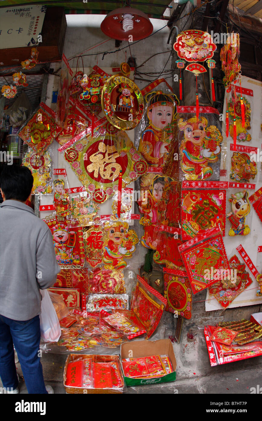 Decrative cinesi nuovi anni gli articoli in vendita nel locale di strada residenziale shop Foto Stock