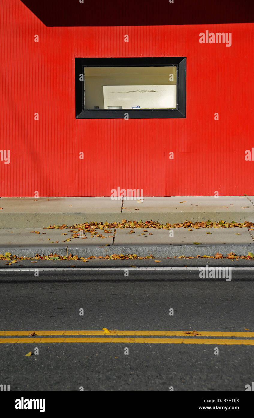 Una finestra di un edificio rosso e la strada Foto Stock