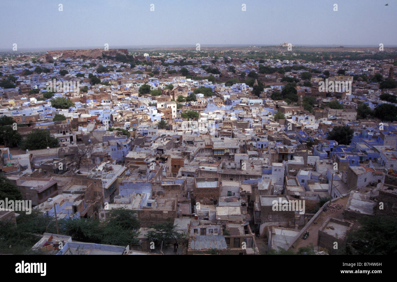 La luce del sole in caduta sul case blu di casta bramino Jodphur Rajasthan in India Foto Stock