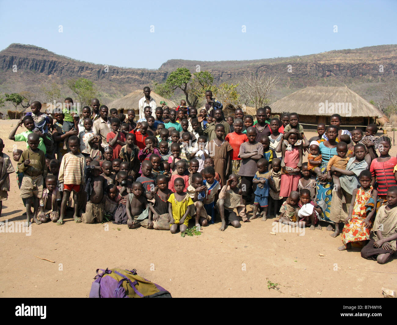 La folla di persone e bambini da Kito villaggio sul fiume Luvua Repubblica Democratica del Congo Katanga Provincia Foto Stock