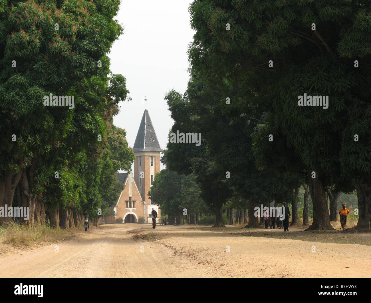 Viale di alberi e della chiesa nella città di Manono Katanga provincia della Repubblica Democratica del Congo la Chiesa è fatiscente e in disuso. Foto Stock