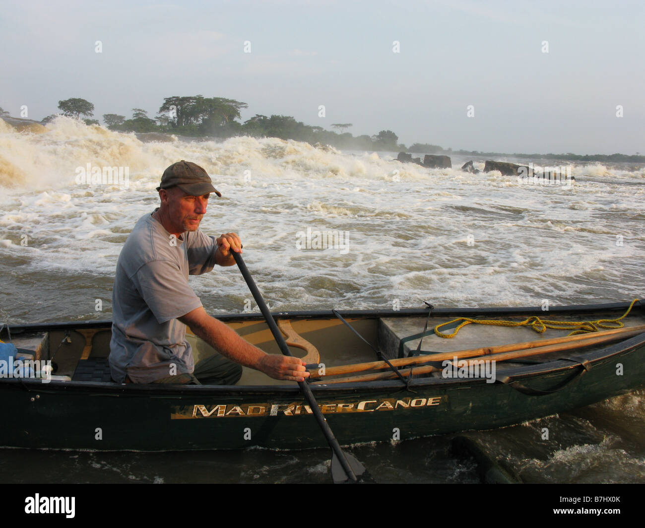 Phil Harwood nel suo Canadian Mad River Canoe a Stanley scivoli cascate Boyoma fiume Congo Repubblica Democratica del Congo Foto Stock