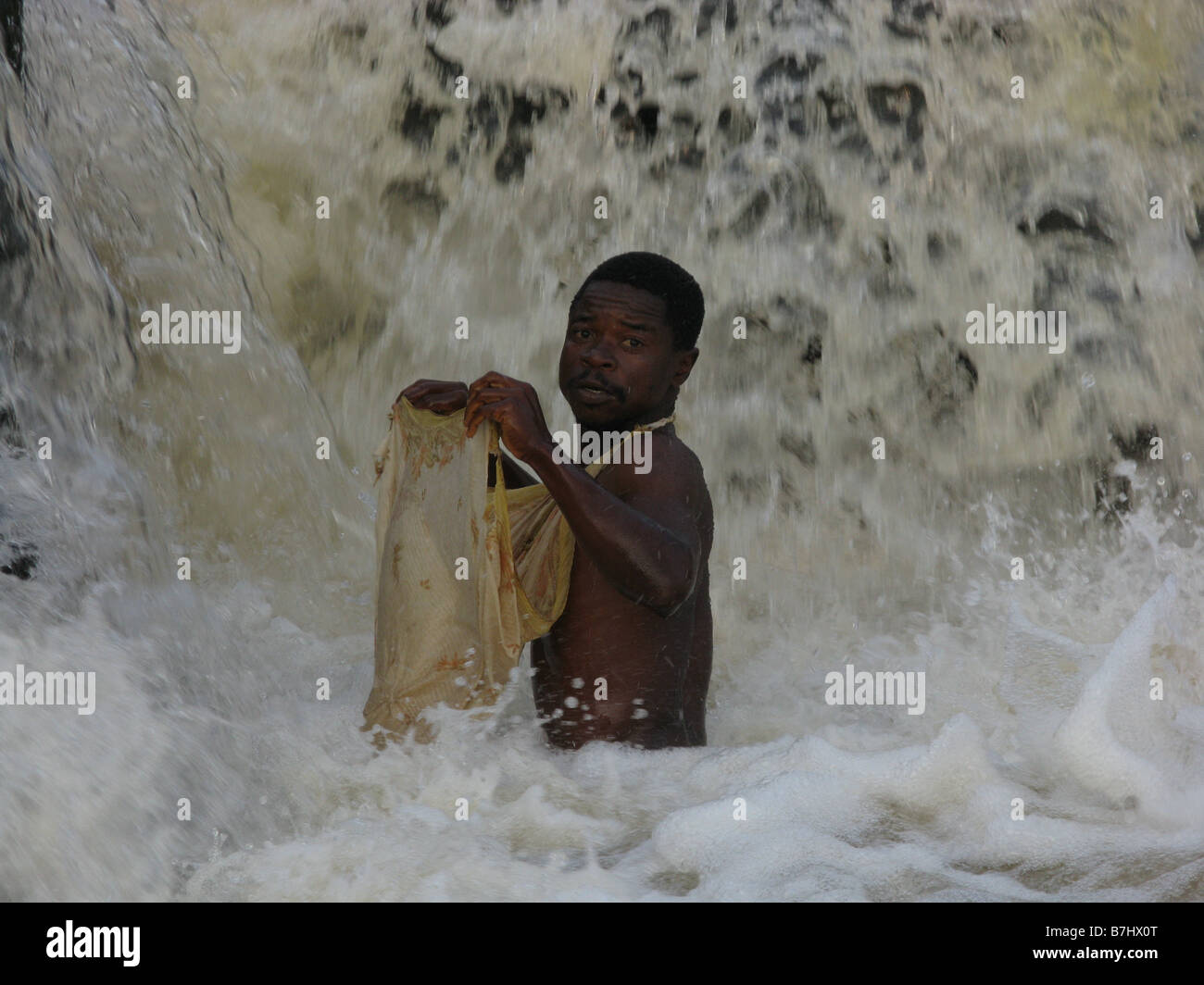 Pescatore Wagenia utilizzando un semplice panno net di scoop pesciolini a Stanley cascate del fiume Congo Repubblica Democratica del Congo Foto Stock