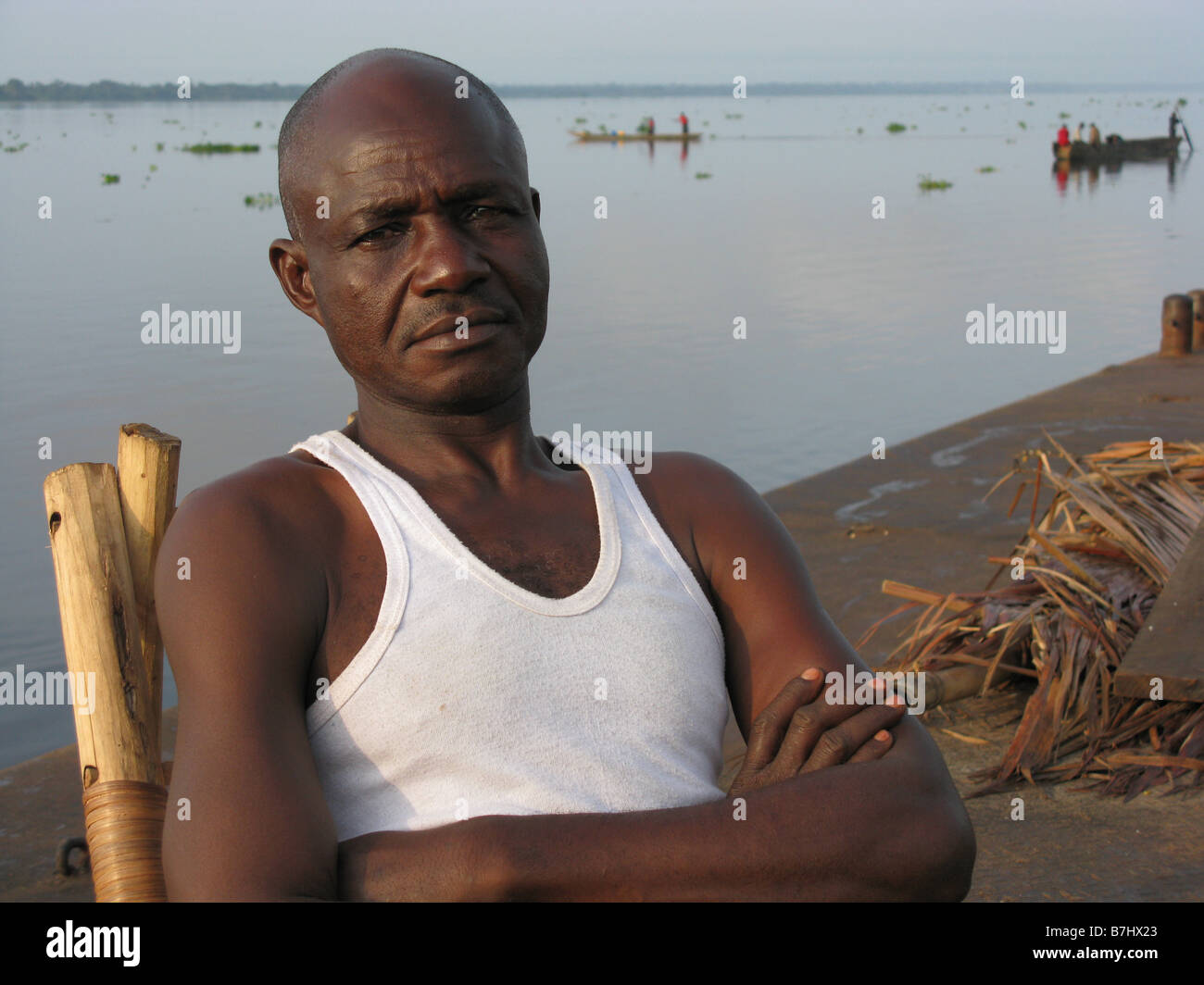 Ritratto di Africano nero uomo in bianco Gilet rilassante in sedia a sdraio su chiatta nel fiume Congo Repubblica Democratica del Congo Foto Stock