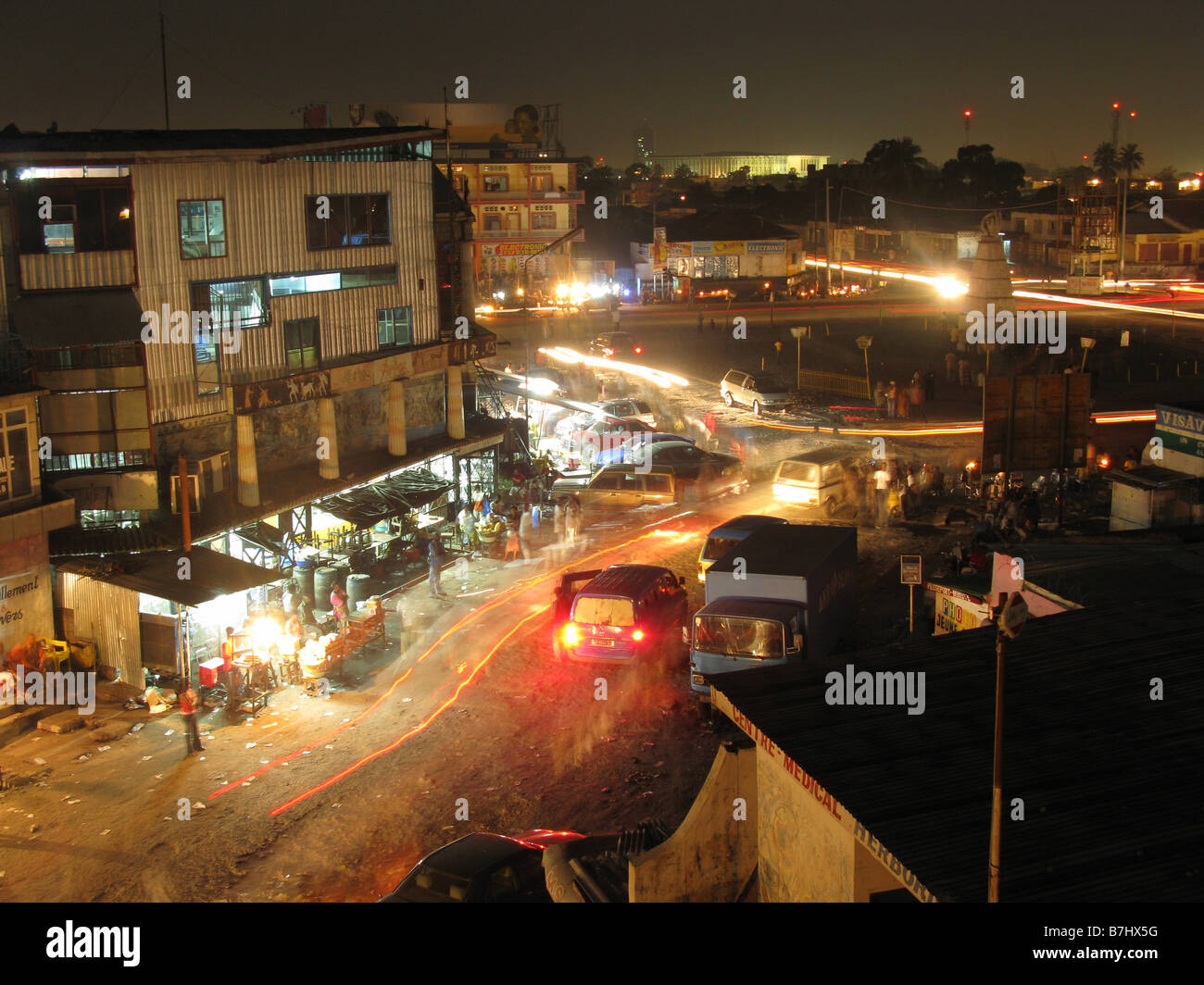 Rond Point Victoire famoso per la vita notturna di notte a Kinshasa nella Repubblica democratica del Congo Foto Stock