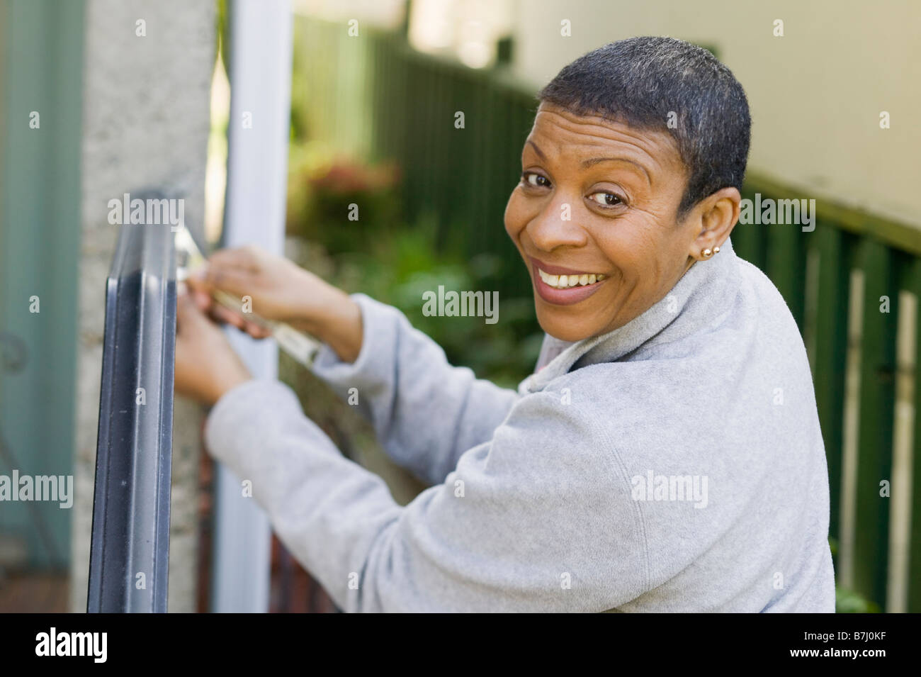 African American donna facendo home improvement, B.C. Foto Stock