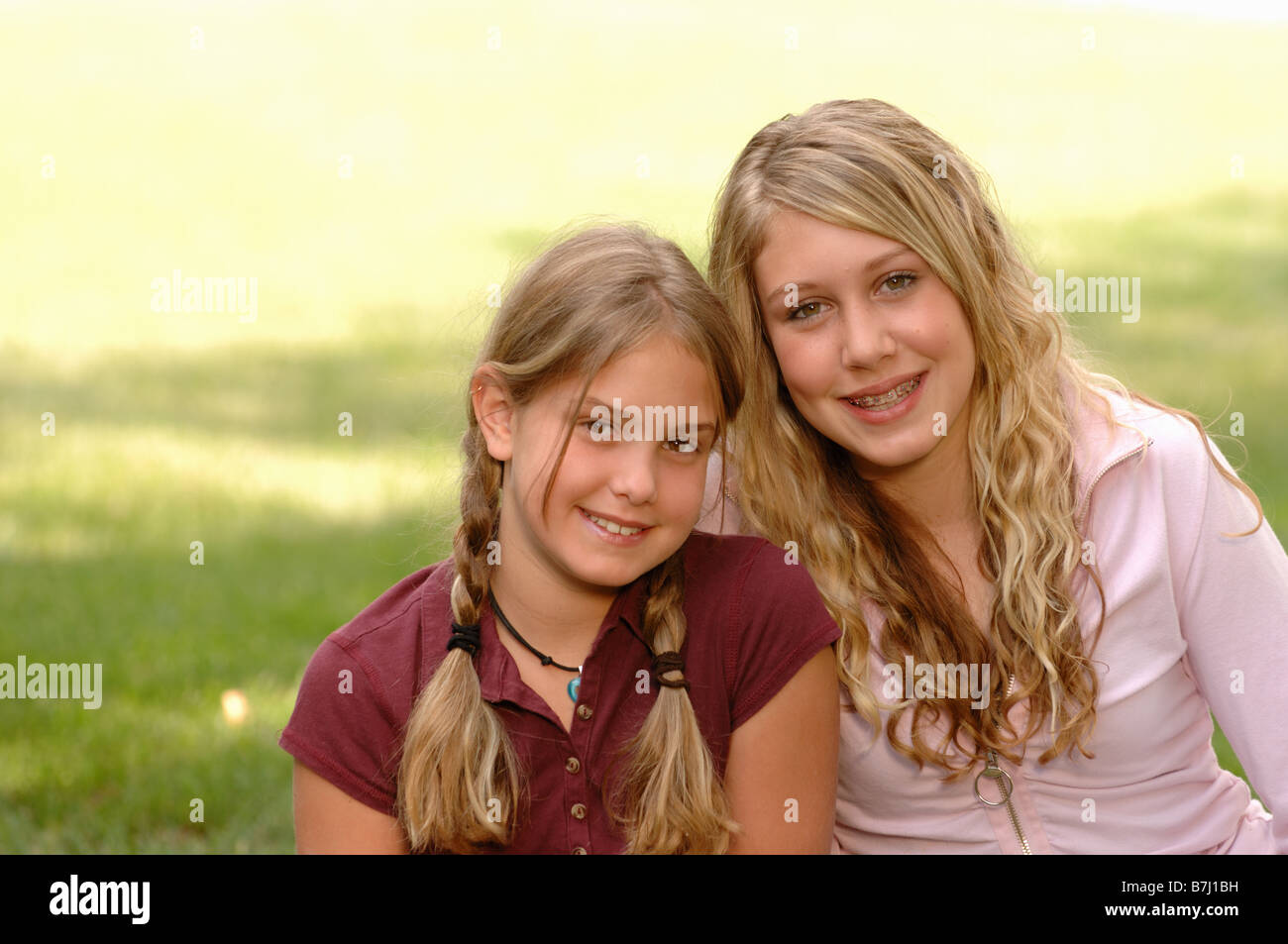 Ritratto di giovane ragazze su erba, Regina, Saskatchewan Foto Stock