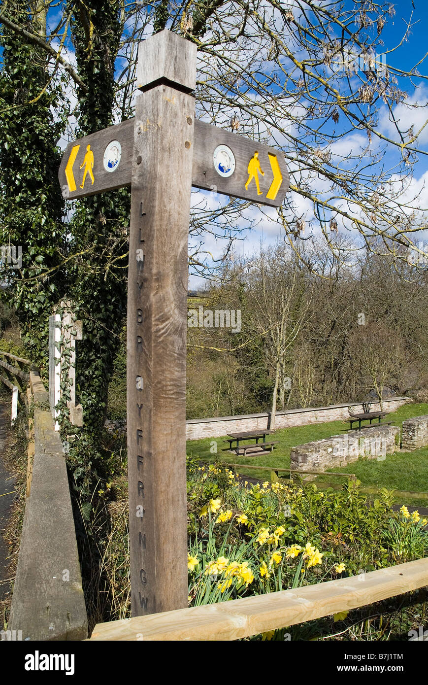 dh Hay su Wye POWYS GALLES Wye Valley Walk signposts Walk pedalata rurale uk pubblico percorso segno sentieri indicazioni camminare cartello in legno Foto Stock