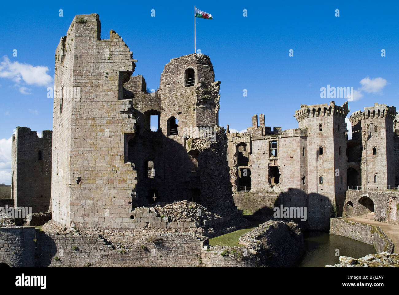 Dh Raglan Castle GWENT Galles Torre grande fossato rovine Welsh bandiera ufficiale verde e bianco rosso dragon Foto Stock