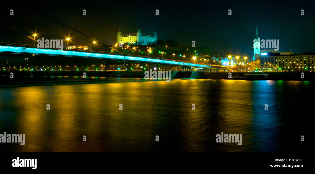 Bratislava di notte. Novy più bridge (aka SNP) sopra il Danubio, il castello di Bratislava e Cattedrale di San Martino (Dóm Sv Martina). Foto Stock