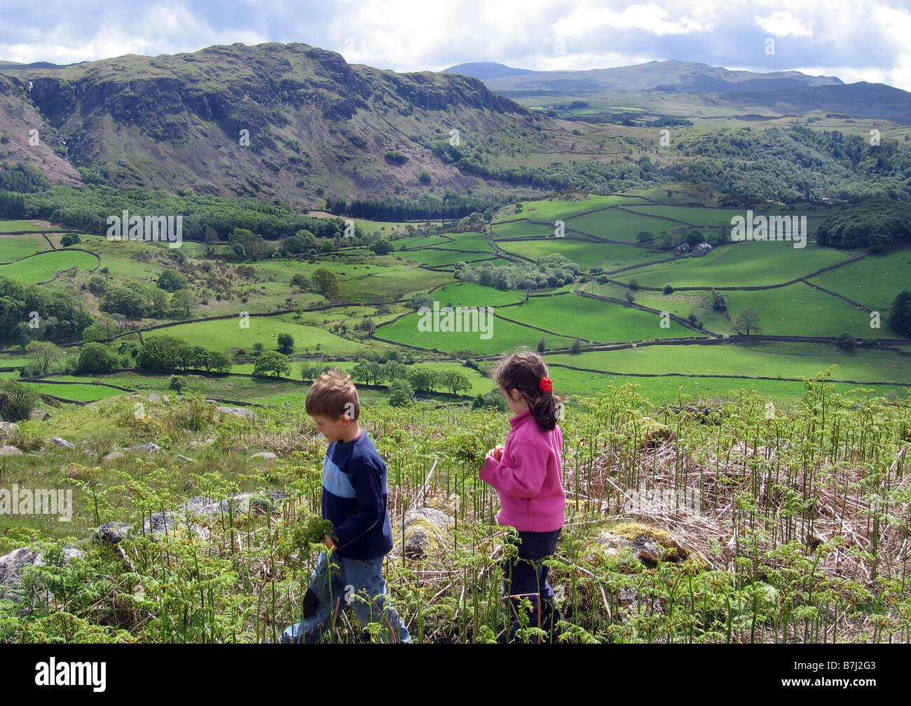 I bambini godono di una passeggiata nel quartiere del lago Cumbria Foto Stock