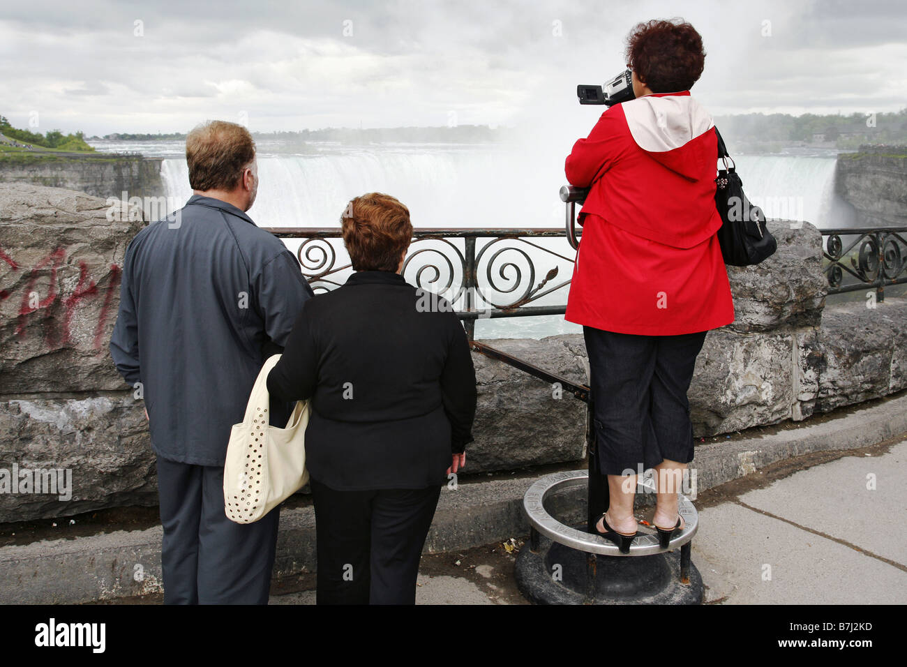 I turisti, le Cascate del Niagara, Canada e Stati Uniti d'America confine Foto Stock