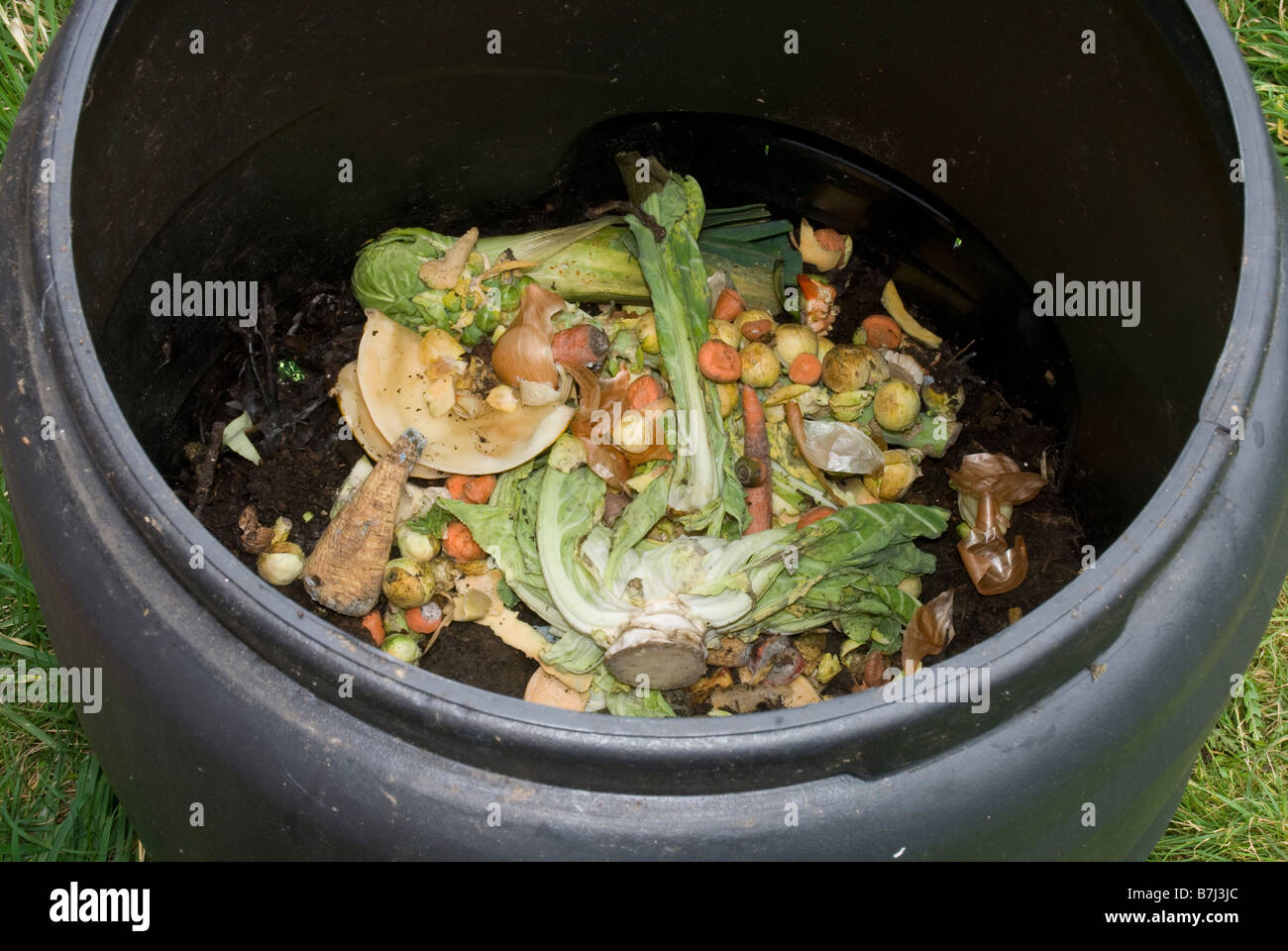 Riducendo in concime organico scomparto contenente compostabile dei rifiuti domestici. Foto Stock