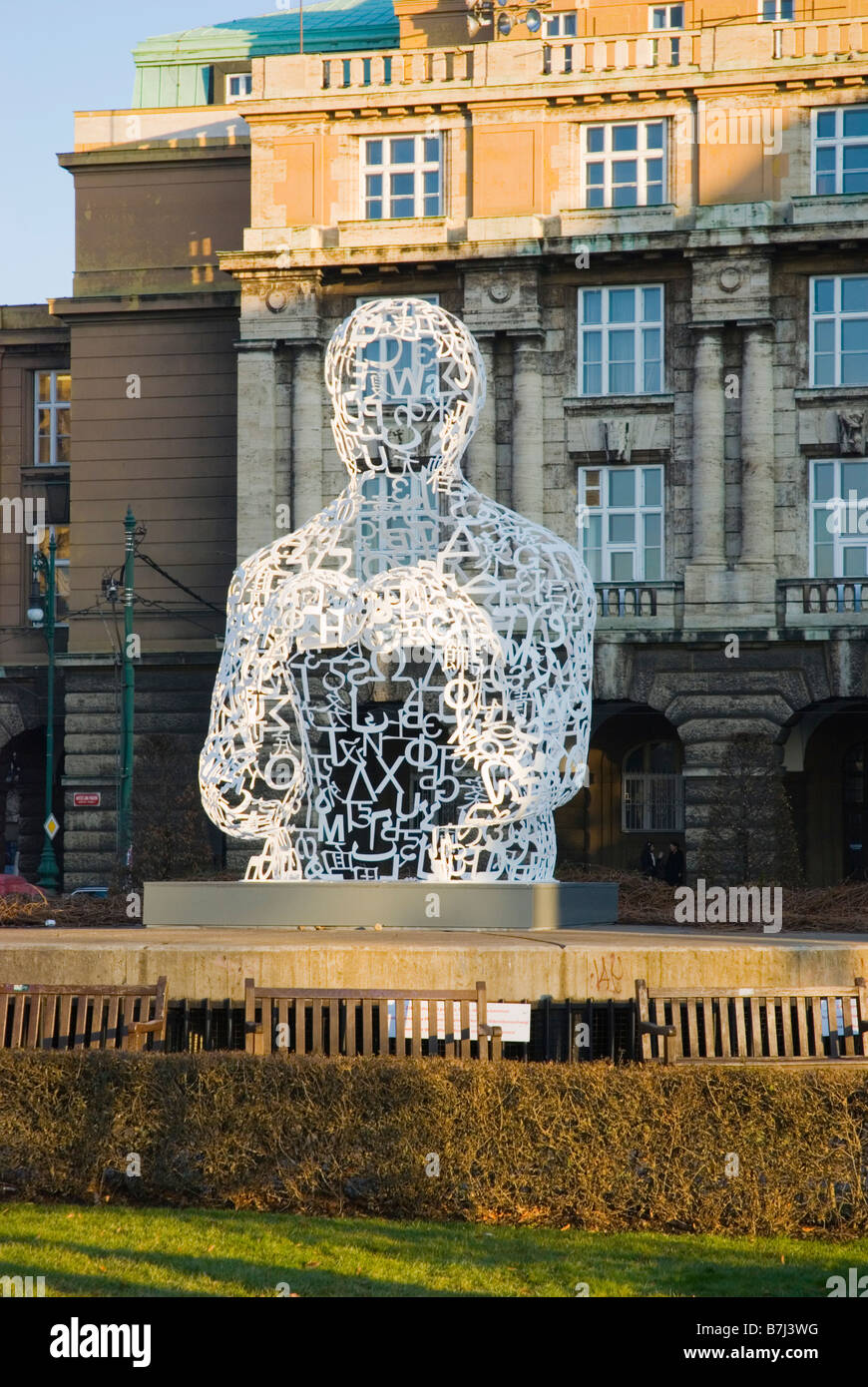 La scultura che abbiamo di Jaume da Plensa a a Nam Jana Palacha square a Praga Repubblica Ceca Foto Stock
