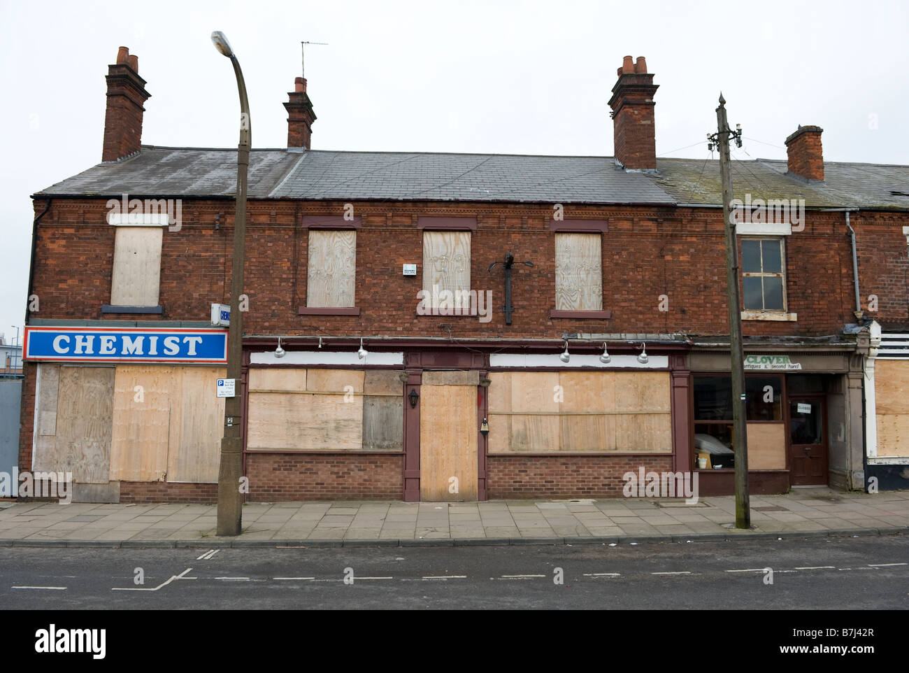 Un intavolato fila di vuoto e negozi abbandonati a West Bromwich Regno Unito Inghilterra Foto Stock