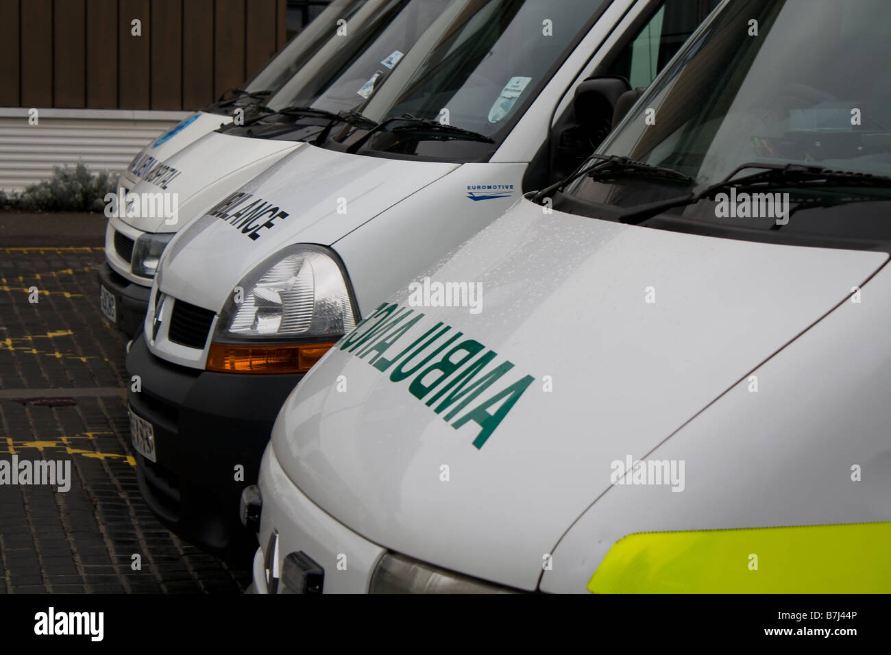 Quattro ambulanze al di fuori di Maidstone Hospital. Foto Stock