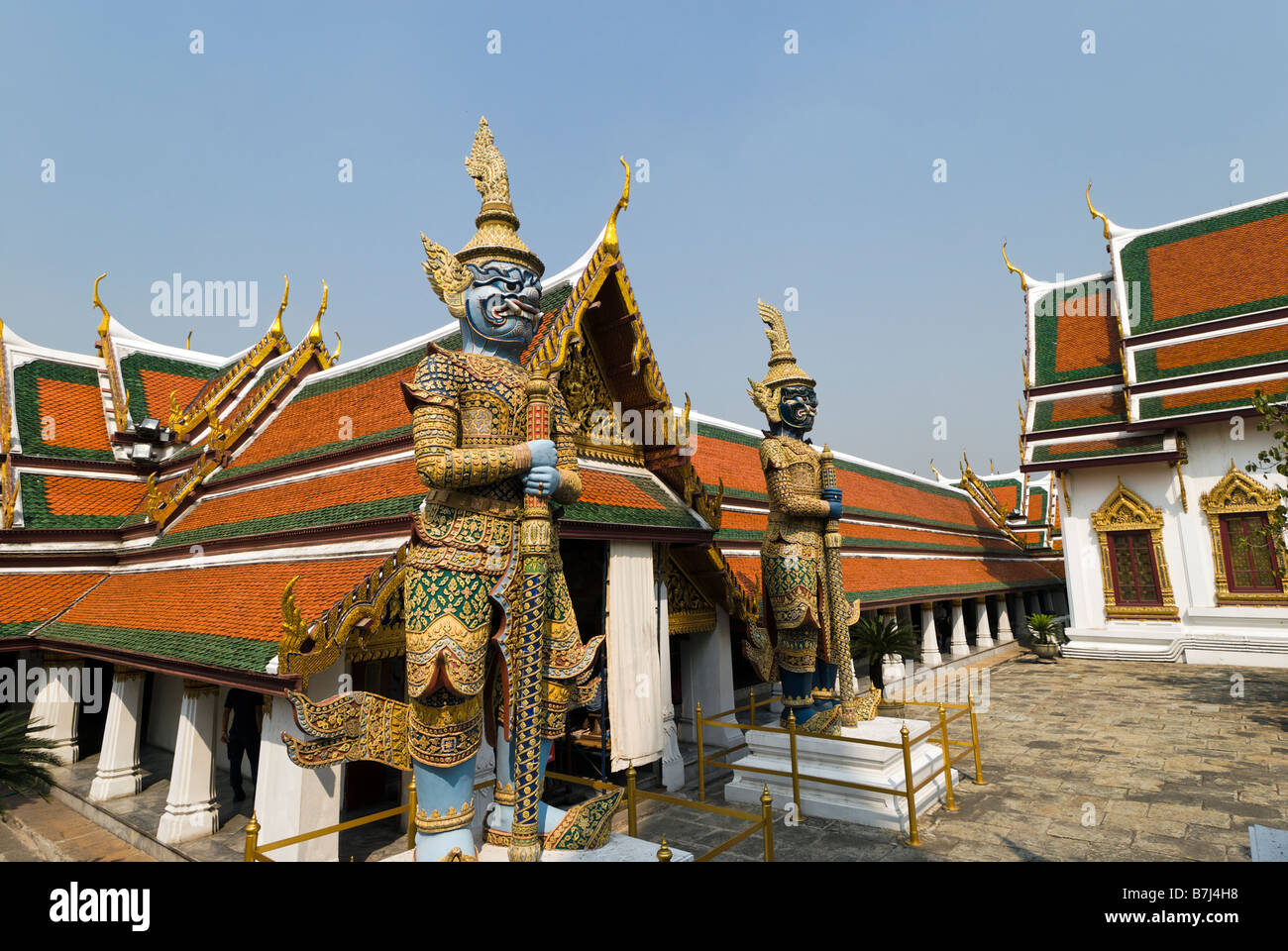 Il gigante Thotkhirithon demoni custodisce un'uscita - Wat Phra Kaew e il grande palazzo nel centro di Bangkok in Thailandia Foto Stock
