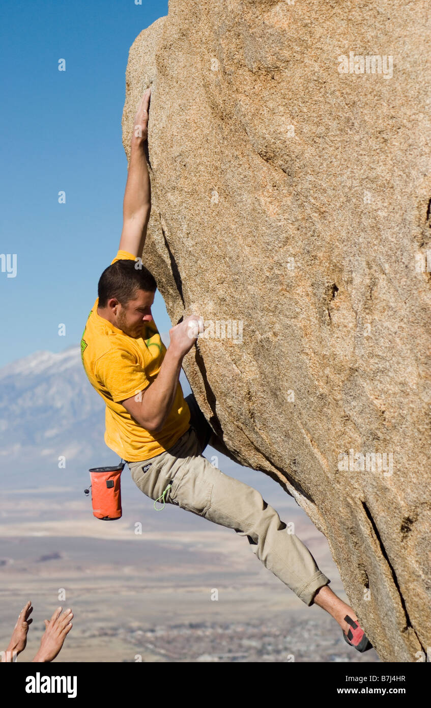 Man (25-30) rock climbing, Vescovo, CALIFORNIA, STATI UNITI D'AMERICA Foto Stock
