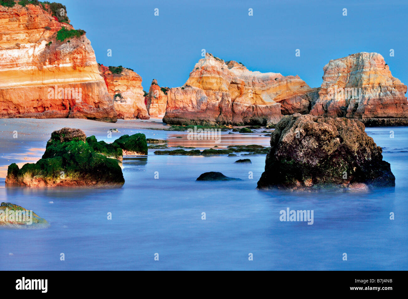 Rocce e le onde sulla spiaggia Praia do Vau, Portimao Algarve Foto Stock