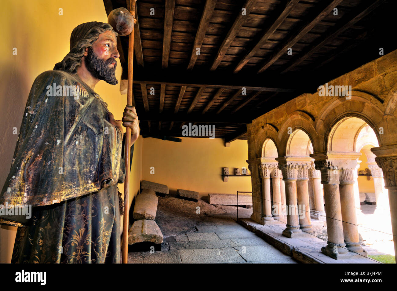 Dettaglio del chiostro medievale della chiesa de La Colegiata de Santa Juliana di Santillana del Mar, Cantabria, SPAGNA Foto Stock