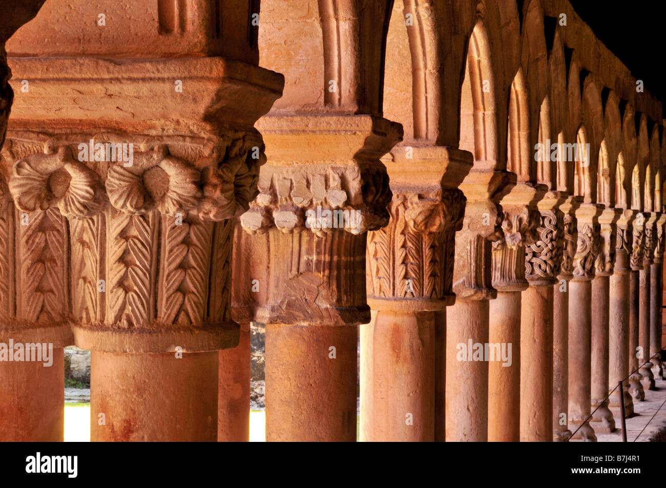 Dettaglio del chiostro medievale della chiesa de La Colegiata de Santa Juliana di Santillana del Mar, Cantabria, SPAGNA Foto Stock