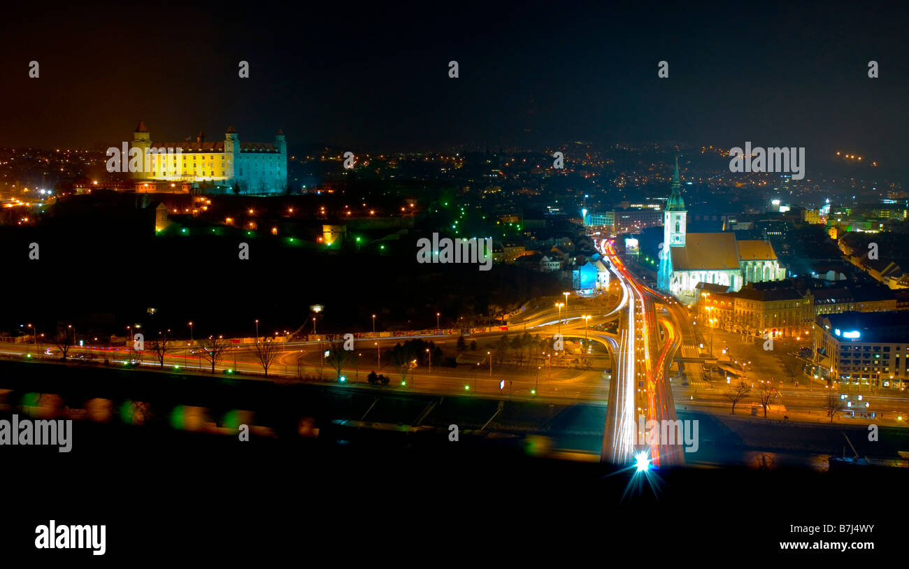 Bratislava di notte vista dal ristorante futuristico UFO. Il castello di Bratislava, Cattedrale di San Martino e Novy più bridge (SNP) Foto Stock