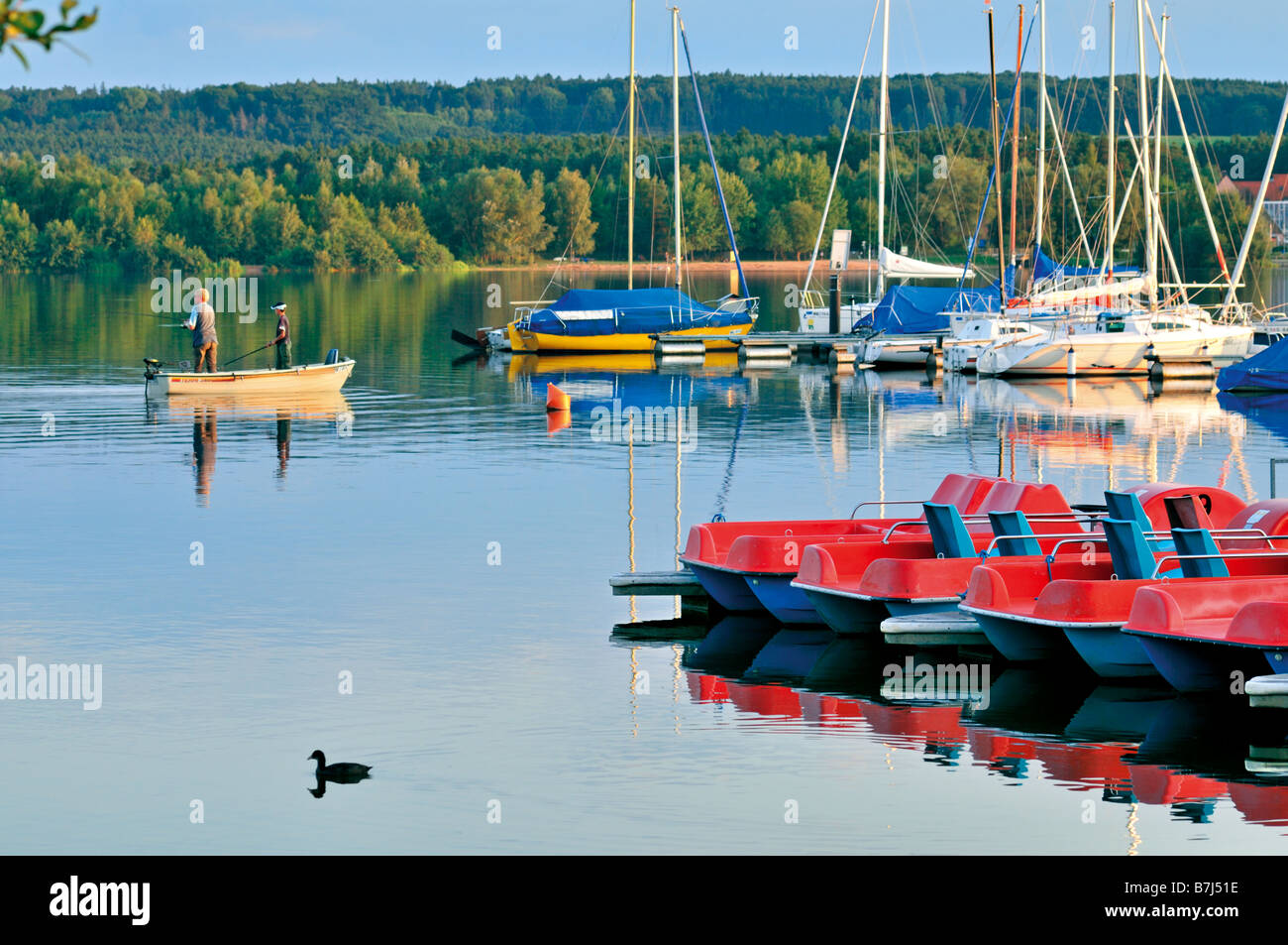 La pesca al piccolo lago Brombach in bavarese della regione di vacanze Fränkisches Seenland in Germania Foto Stock