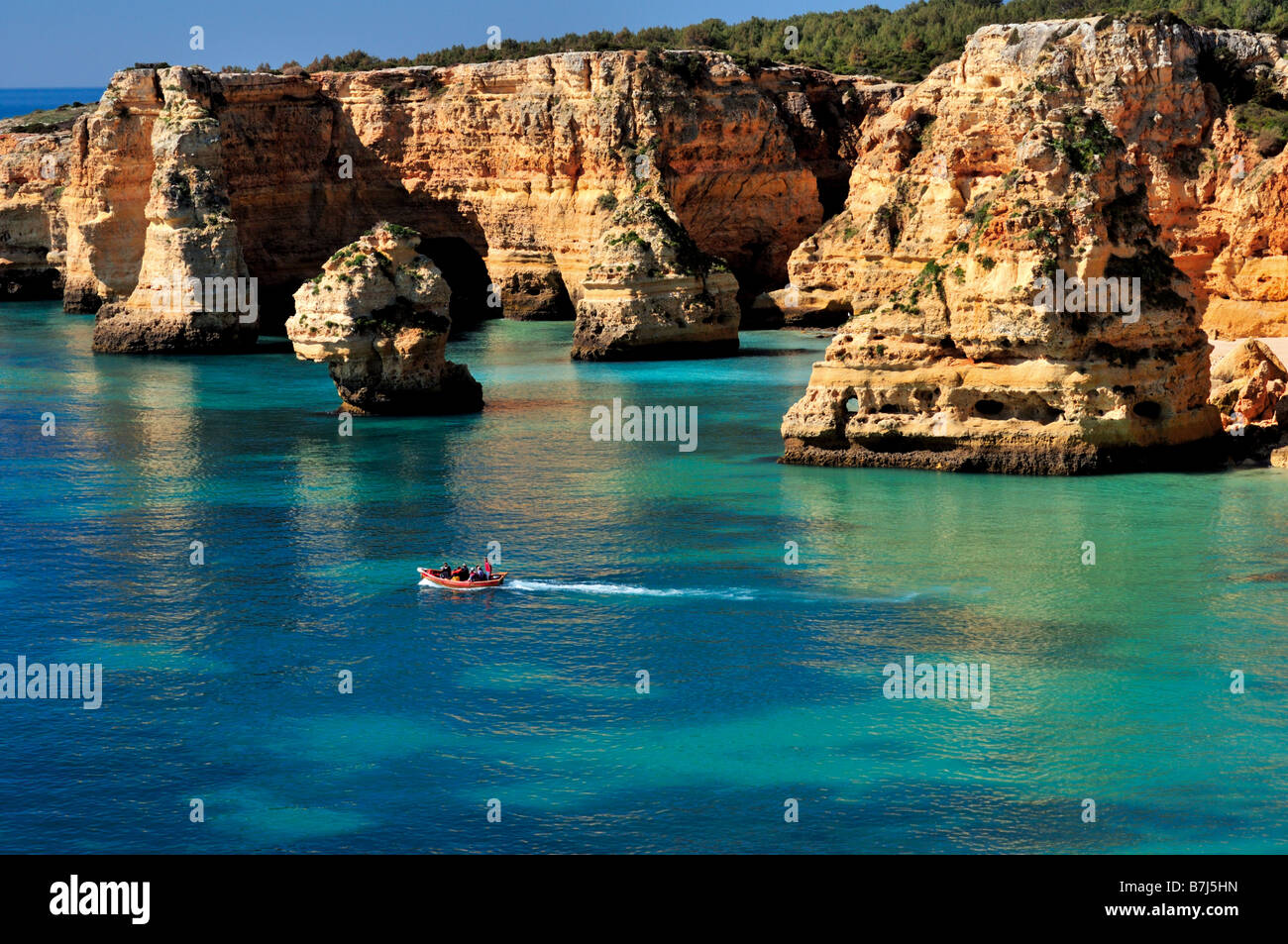 Scogliere e rocce alla spiaggia Praia da Marinha nel Central Algarve Foto Stock