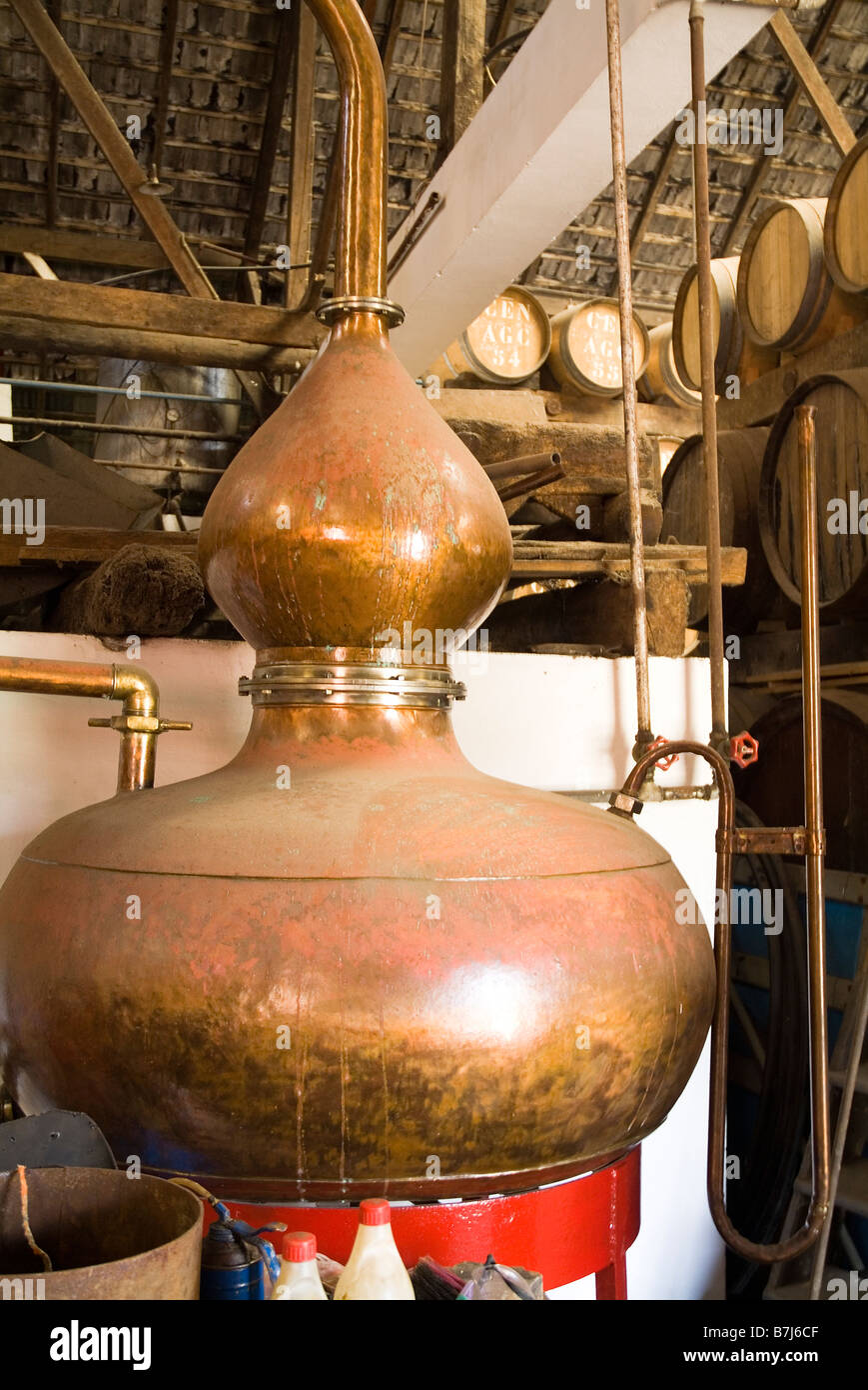 Dh PORTO DA CRUZ MADEIRA distilleria di rum ancora in rame e i barili Foto Stock