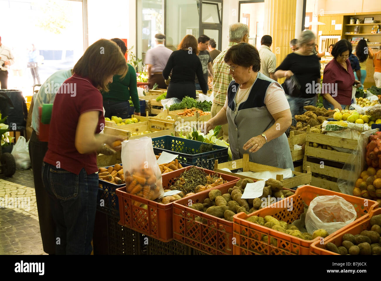 dh mercato CAMARA DE LOBOS MADEIRA persone che acquistano verdure e frutta al mercato bancarelle di fruttivendolo al coperto Foto Stock