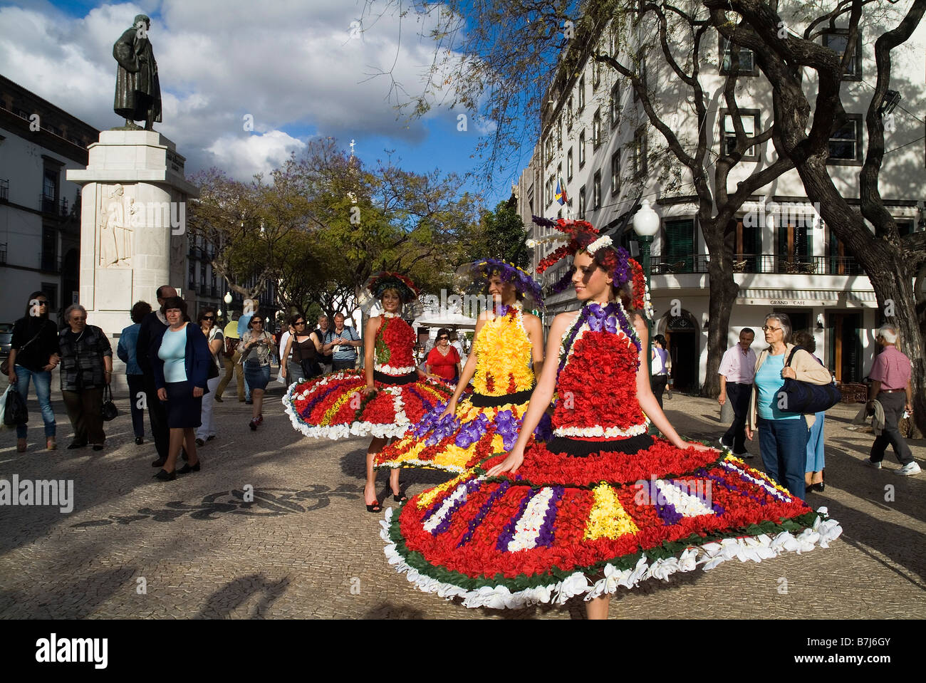 dh Fiore Festival FUNCHAL MADEIRA Festival ragazze in costumi di fiori posa Avenida Arriaga strada carnevale portogallo sfilata Foto Stock
