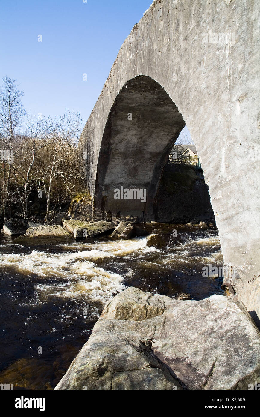 Dh Tummel bridge STRATHTUMMEL PERTHSHIRE generale militare Wade ponte stradale sul fiume Tummel unica arcata in pietra Foto Stock