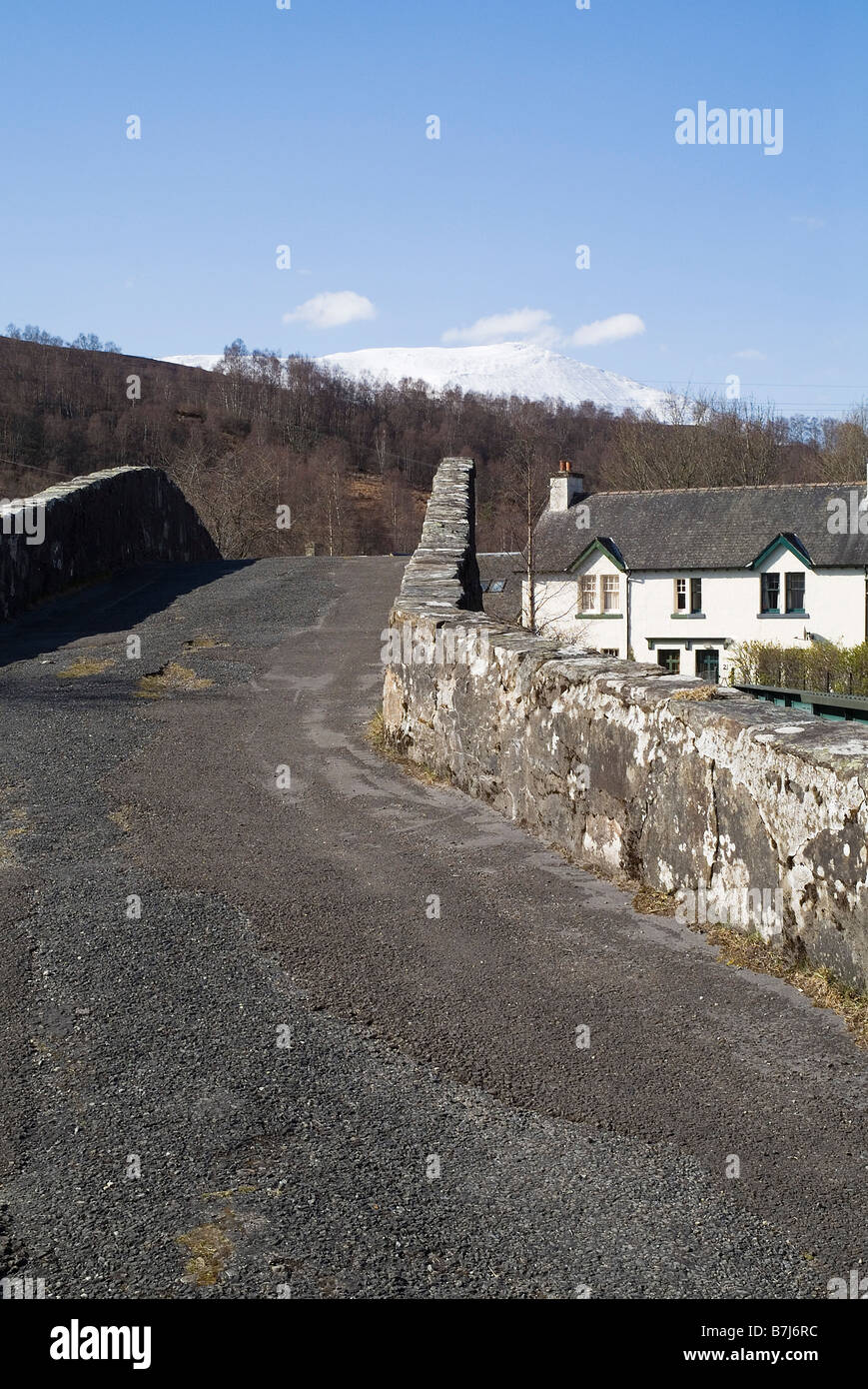 Dh Tummel bridge STRATHTUMMEL PERTHSHIRE generale militare Wade ponte stradale sul fiume Tummel Monte Schiehallion Foto Stock