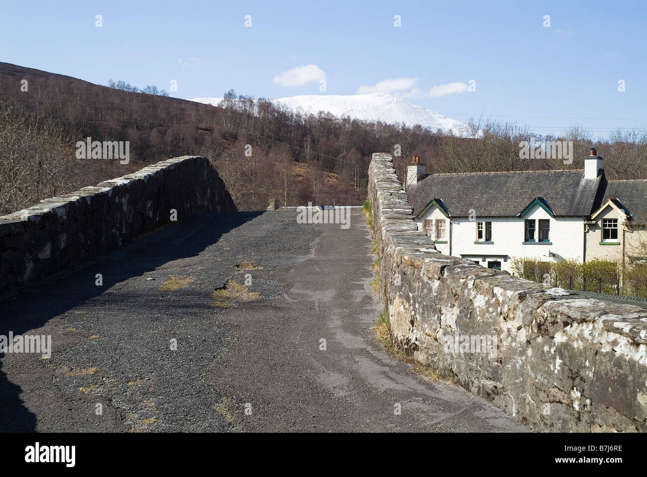 Dh Tummel bridge STRATHTUMMEL PERTHSHIRE generale militare Wade ponte stradale sul fiume Tummel Monte Schiehallion Foto Stock