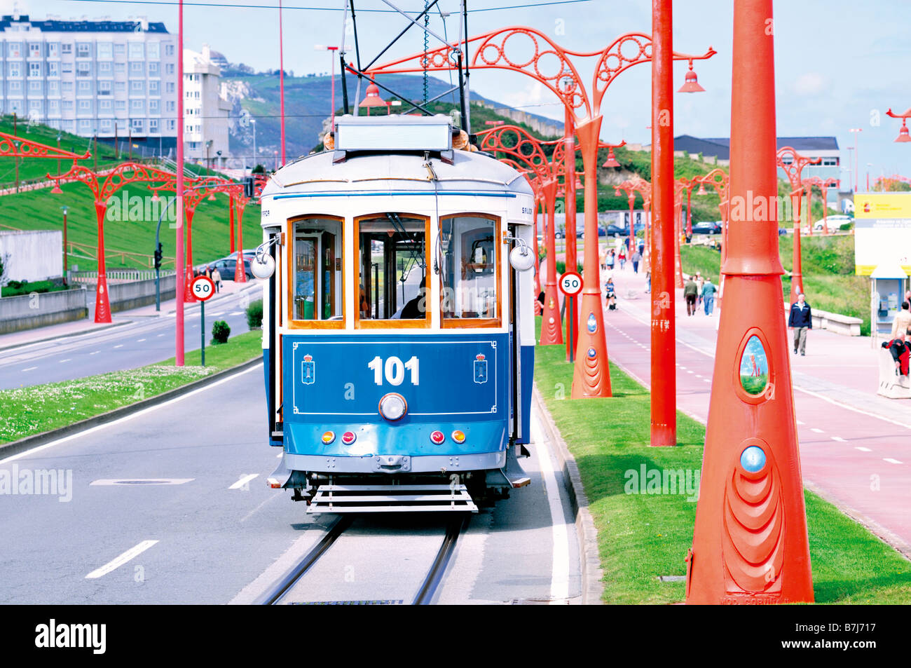 Tram storico in strada litorale di A Coruña, Galizia, Spagna Foto Stock