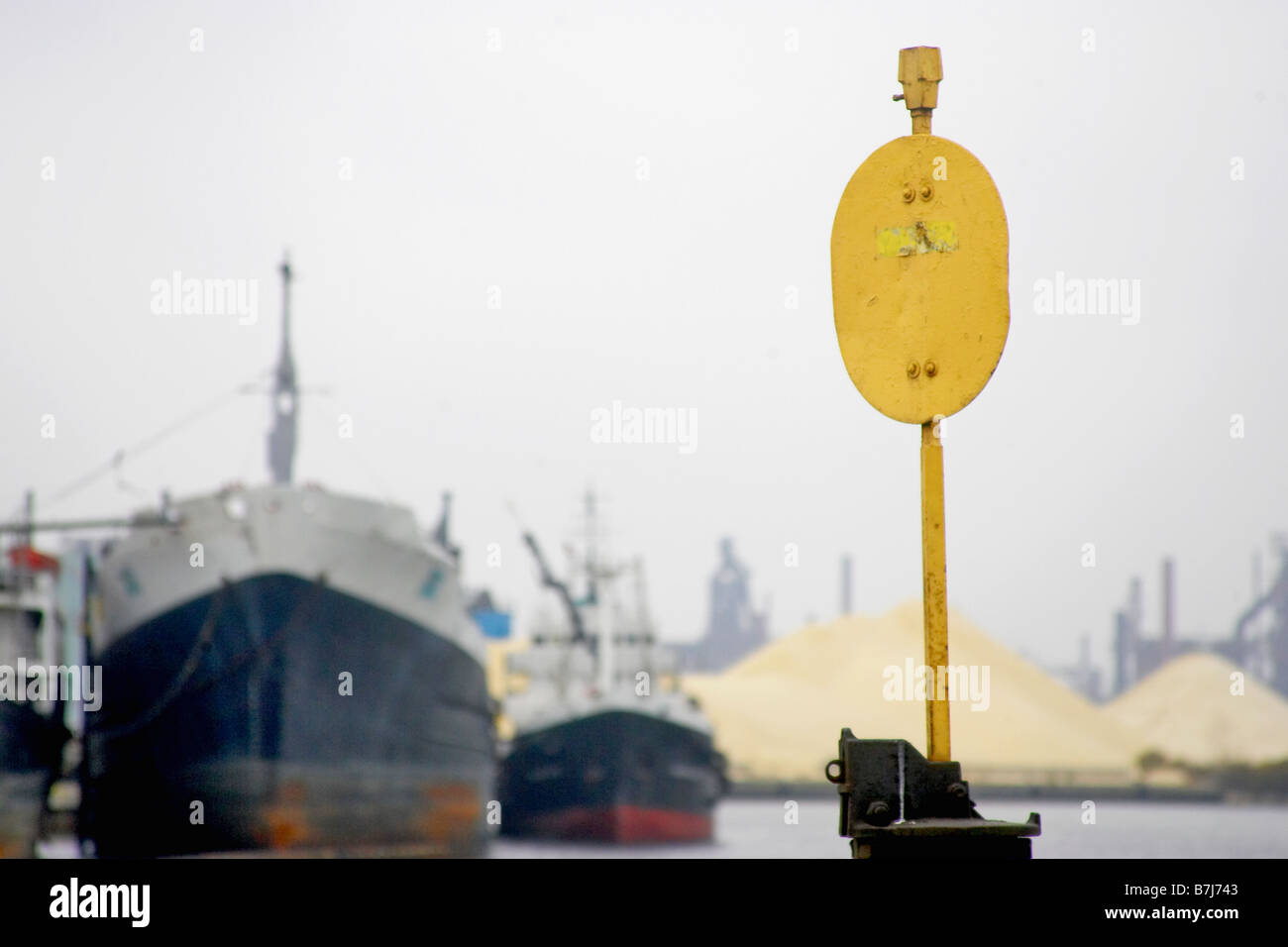 Il treno via interruttore stand con soft focus ambiente industriale in background Foto Stock