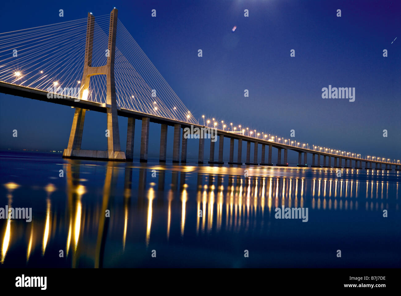 Illuminazione notturna al ponte Vasco da Gama a Lisbona Foto Stock