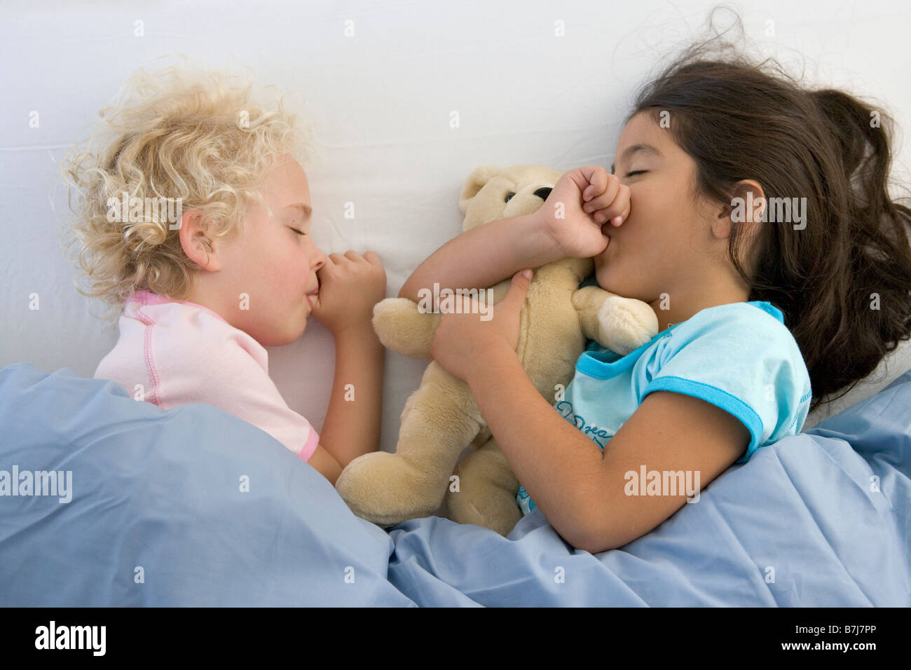 Due ragazze dormire con il pollice in bocca Foto Stock