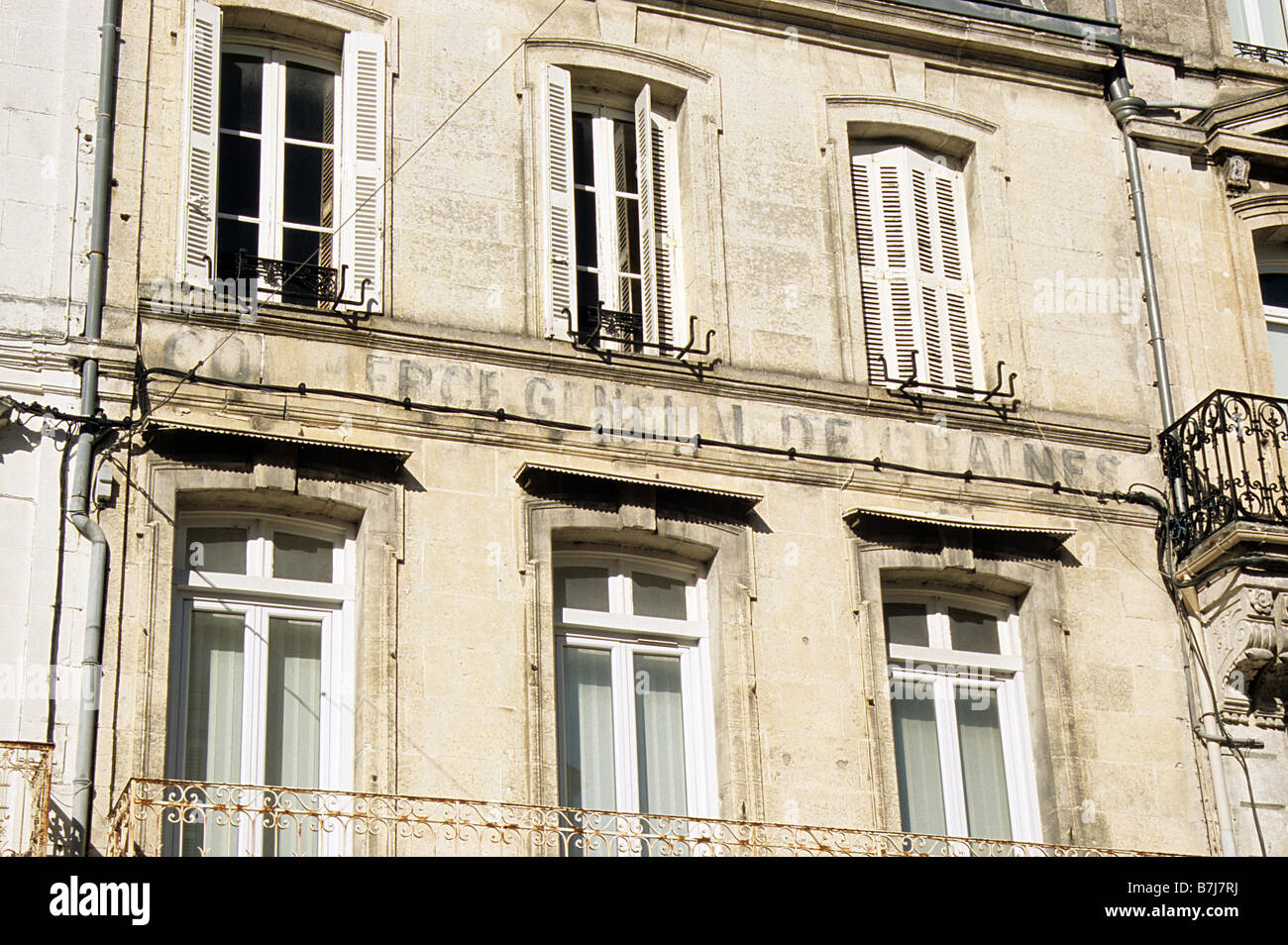 Angouleme, Francia, dettaglio dei piani superiori del palazzo negozio in Rue de Perigueux. Foto Stock
